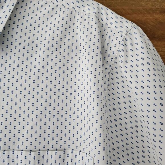 Izod white with blue design short sleeve button front shirt mens size L - Picture 2 of 5